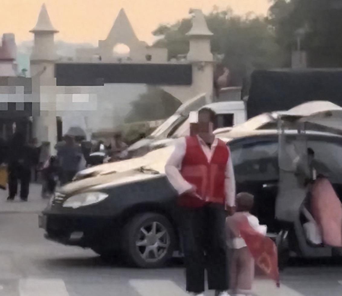 昨天刚吐槽完张家界的，一42岁家长站护学岗去世的事，没想到深圳一幼儿园门口，就出