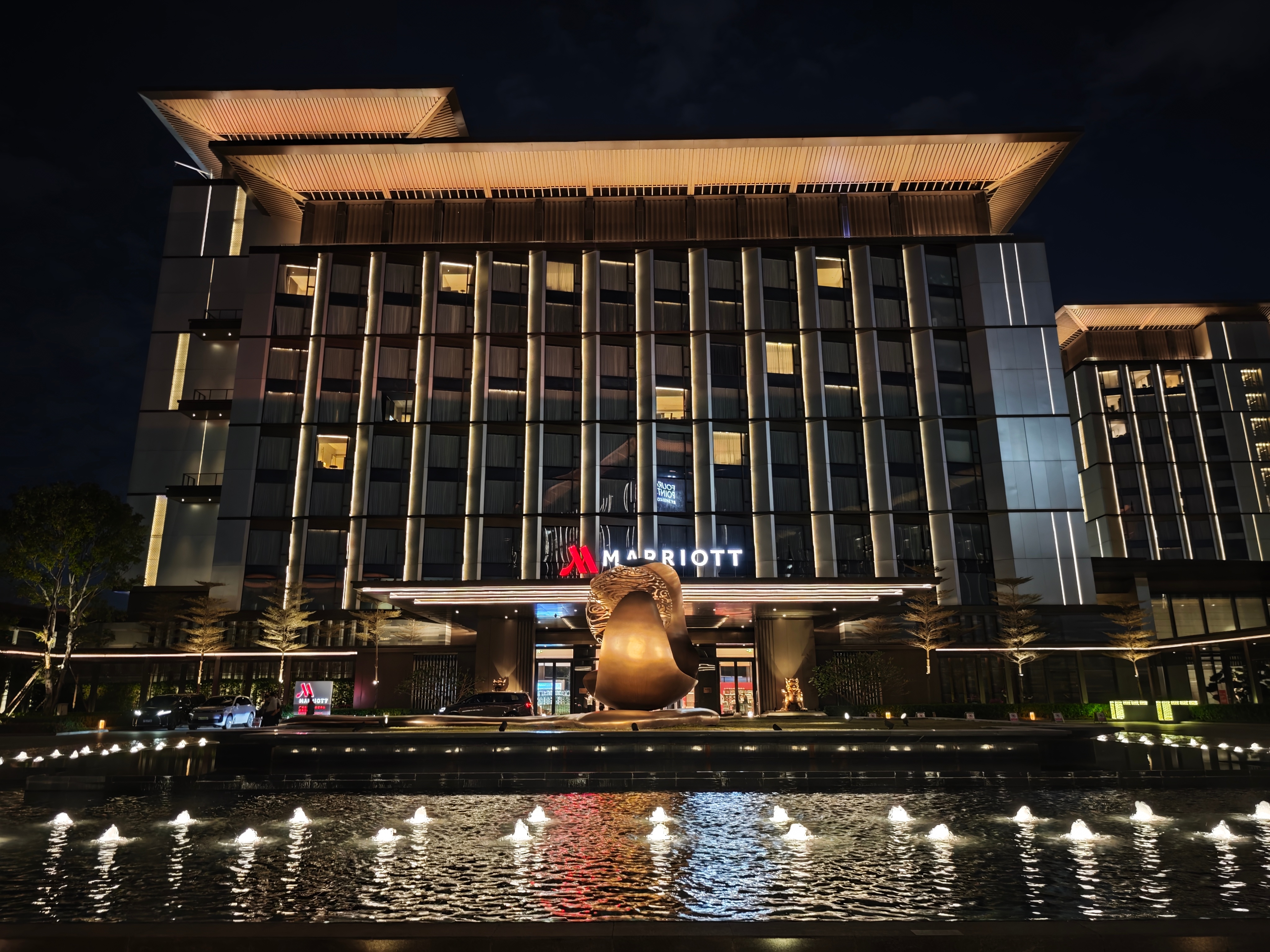 这次车展红梅也接了个活那就把娃也弄来得了忙完了正好带娃过个周末住在会议中心这边，