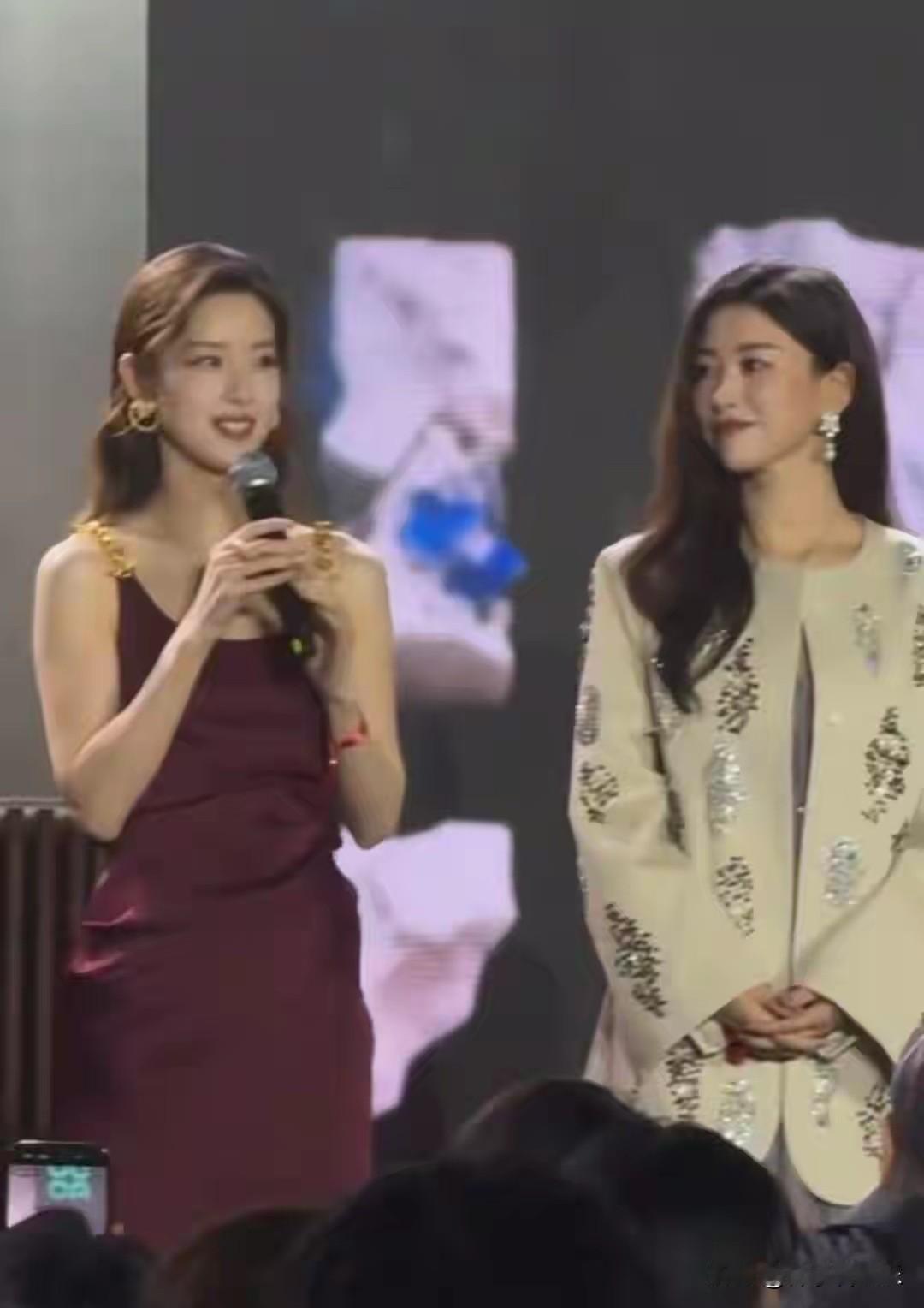 2025年11月12日上海UCCA年度艺术慈善晚宴上，章泽天与朱珠的同框瞬间点燃