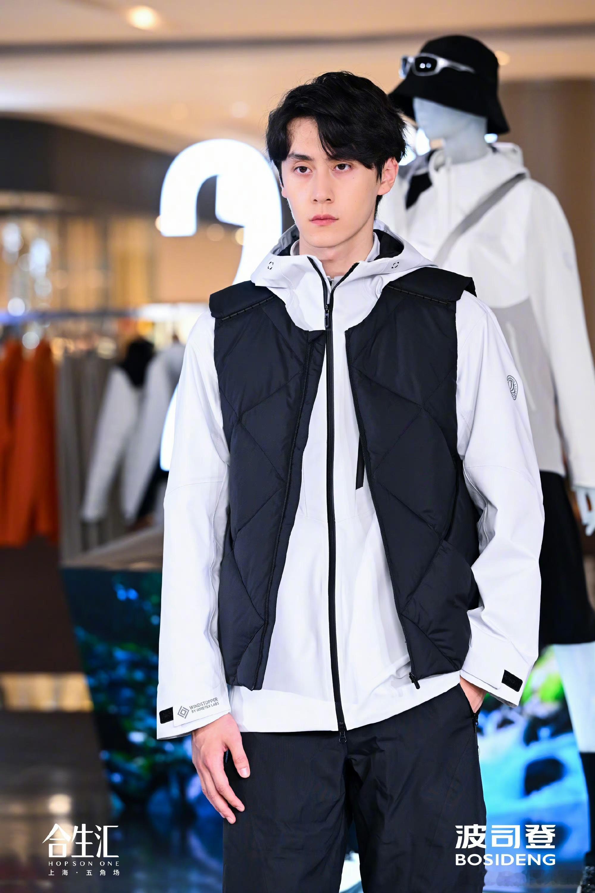 #气温多变穿波司登叠变##秋游季#  波司登叠变羽绒服：秋日里的温暖时尚守护者随