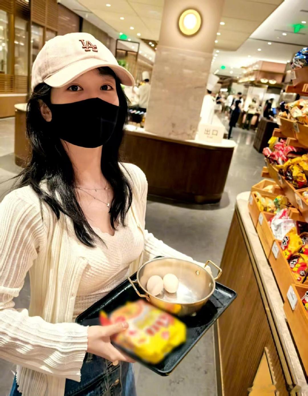杨紫吃泡面加两个鸡蛋杨紫也是老吃家了，吃泡面两个鸡蛋起步，哈哈哈哈哈哈哈隔屏香到