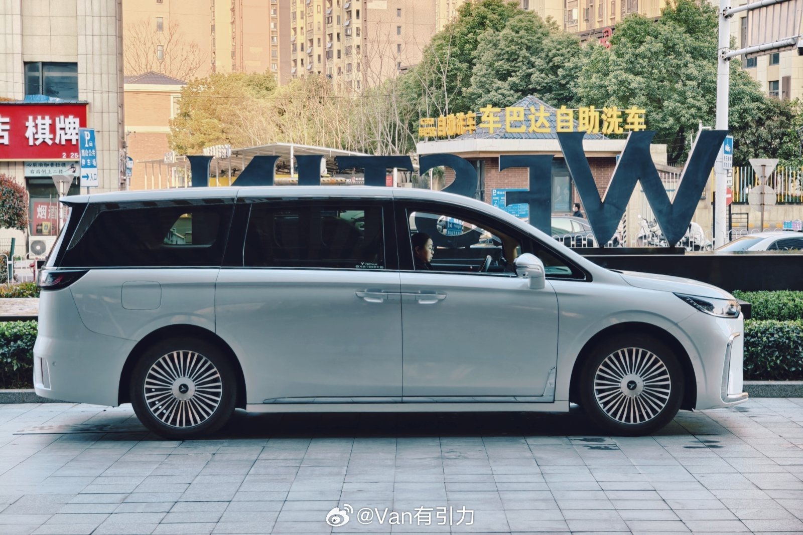 在武汉街头见到岚图梦想家 的概率贼高，不过有一说一，这司机未免过于娇小了点吧MP