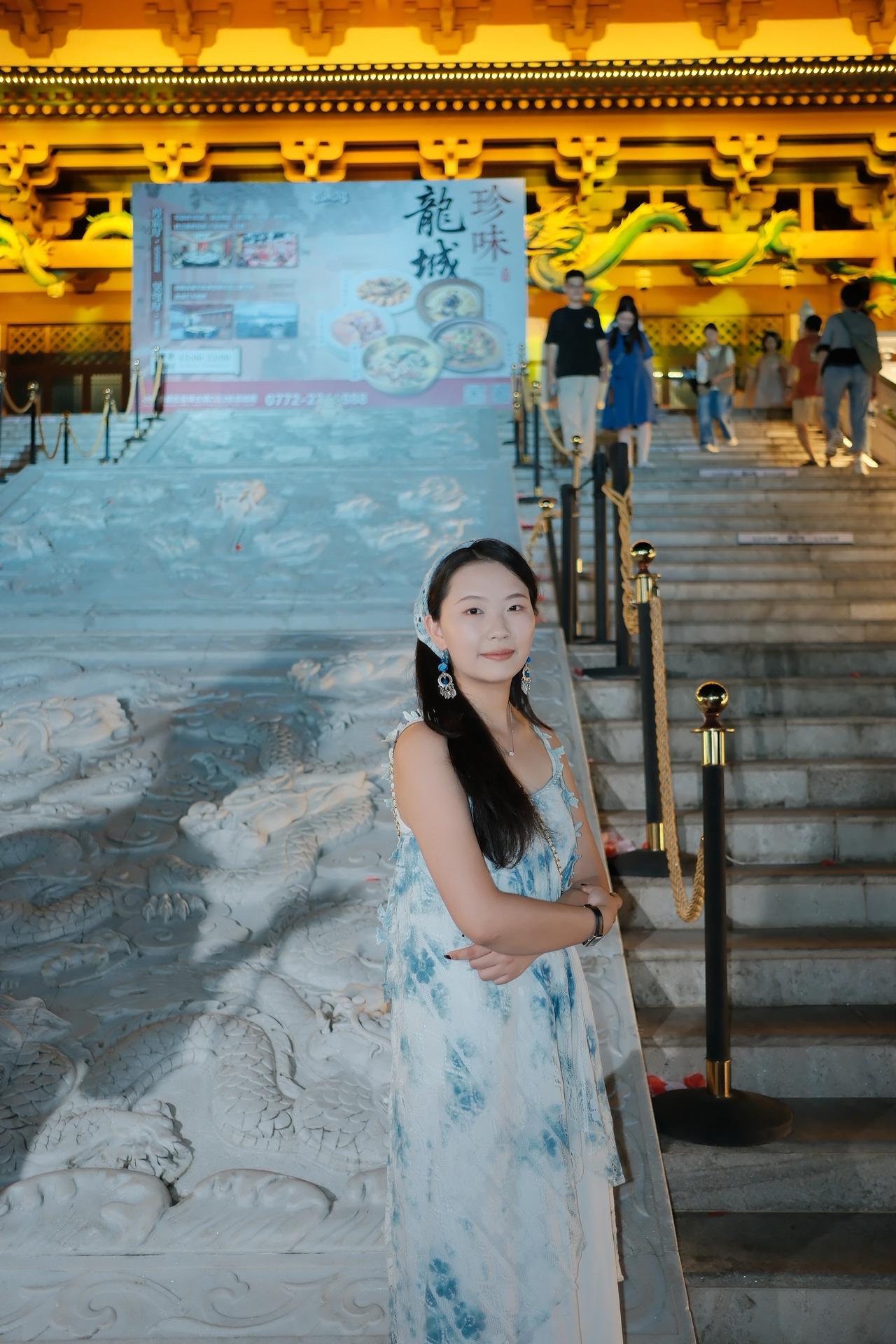 古镇的夜晚，小姐姐来打卡拍照氛围感拉满的夜景 城市地标拍照 古建与国风 汉服独有