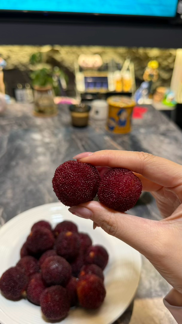 六月是吃杨梅的季节！微博的朋友推荐的就买了一下，还买了六斤中果还挺便宜的，对比我