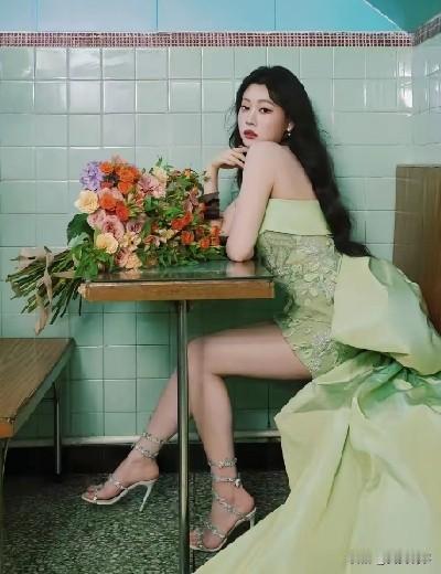 沈佳润唱歌好不好听我不评论，长得美不美也不评论，但有一点，19岁的沈佳润整体装造