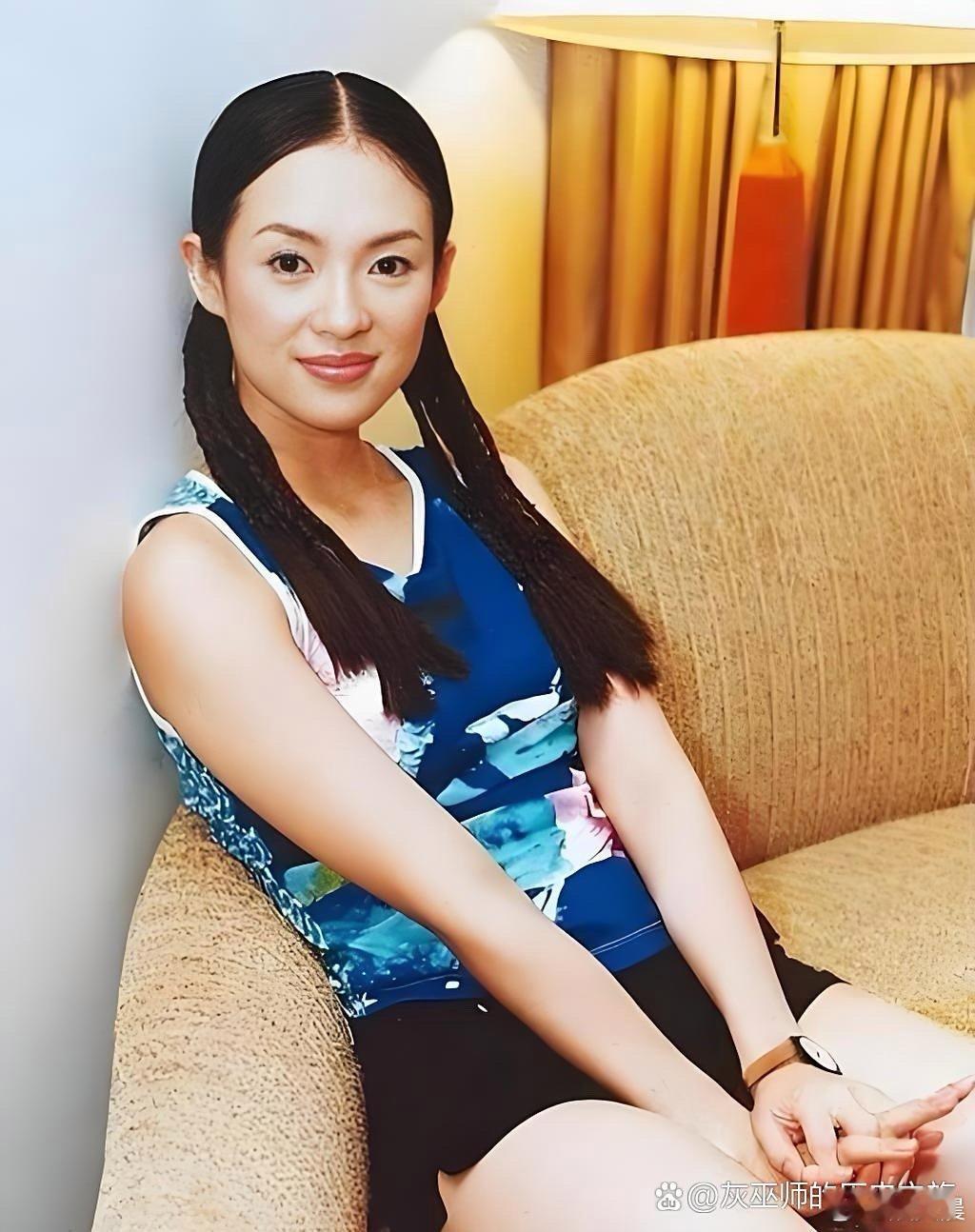 章子怡年轻时是真好看！眼神清澈，高挑有活力，玉腿如筷，绝了～ ​​​