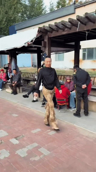 若线下遇这货直想抽他。还有没想抽的？公开场合毫无节制扭曲男性人格，这就不是他自己