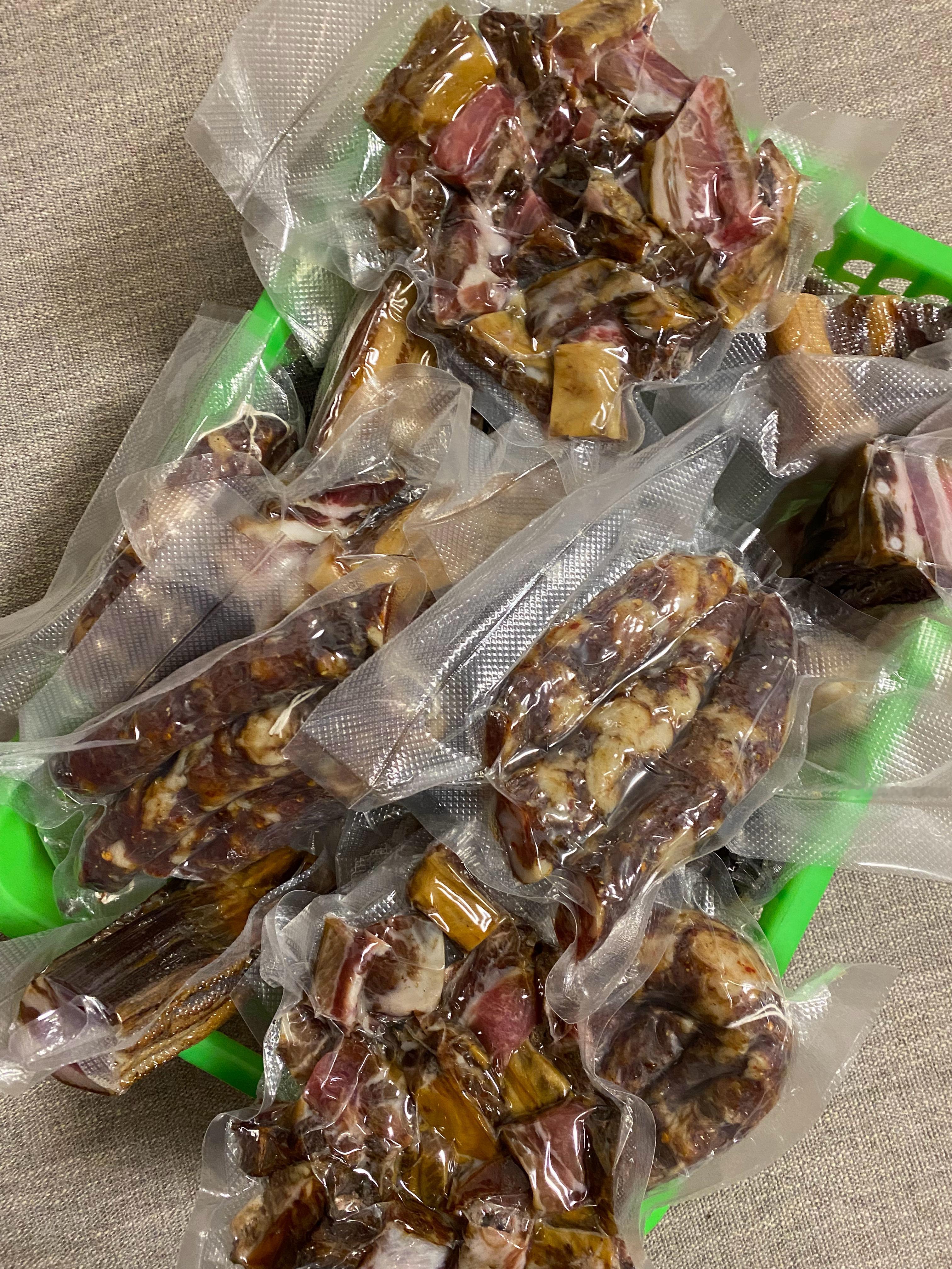 母爱的具象化我妈把腊味按自己吃和待客的不同餐量切好包装好装了满满一篓[允悲]让我