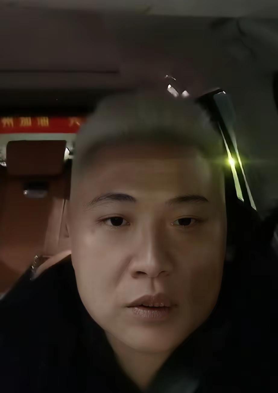被占车位的长沙闵先生已经从广西的洪水灾区回长沙的路上，在返程的路上，他开启了直播