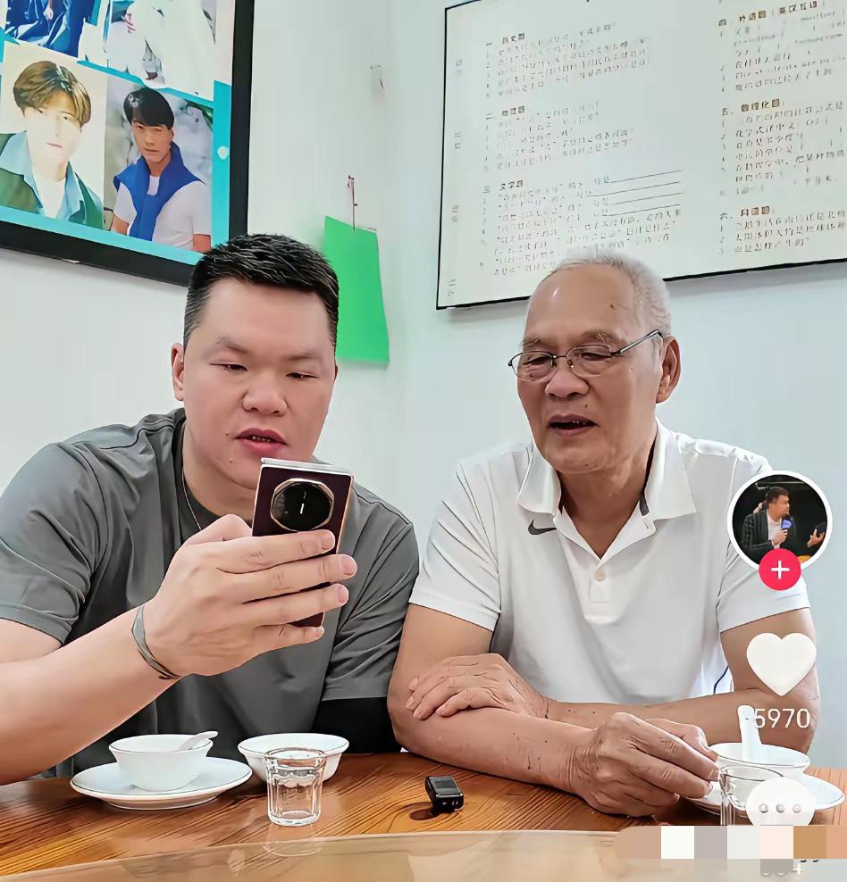 朱芳雨旁边老爷子是谁？长得好像