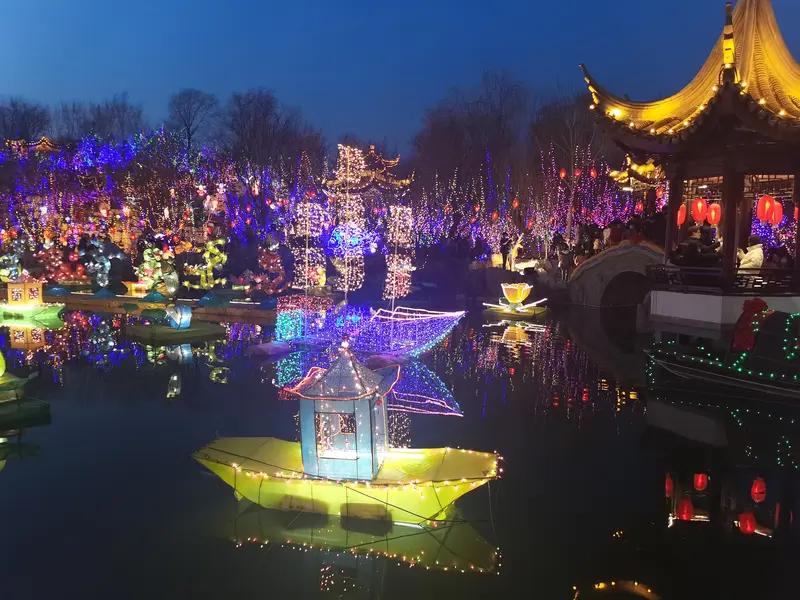 逛灯会
灯若繁星花树中，
桥头楼阁岸边宫。
造型色泽各相异，
游客心间唯有红。