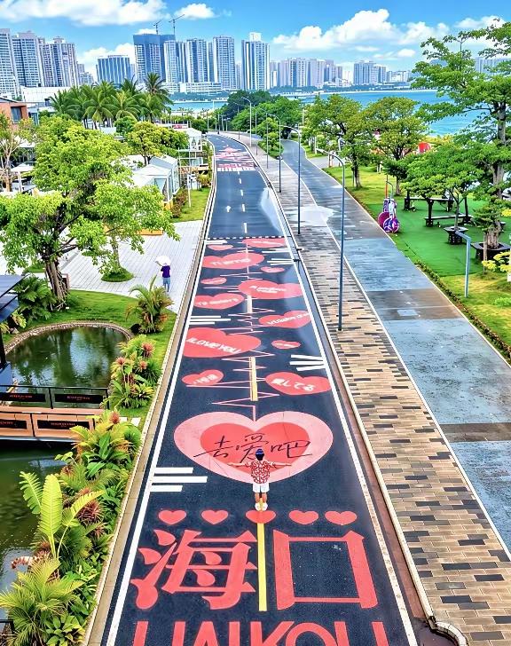 在这样的道上跑步
5公里也不累
今天早上跑了半个小时
感觉特别好
空气清新
有汗