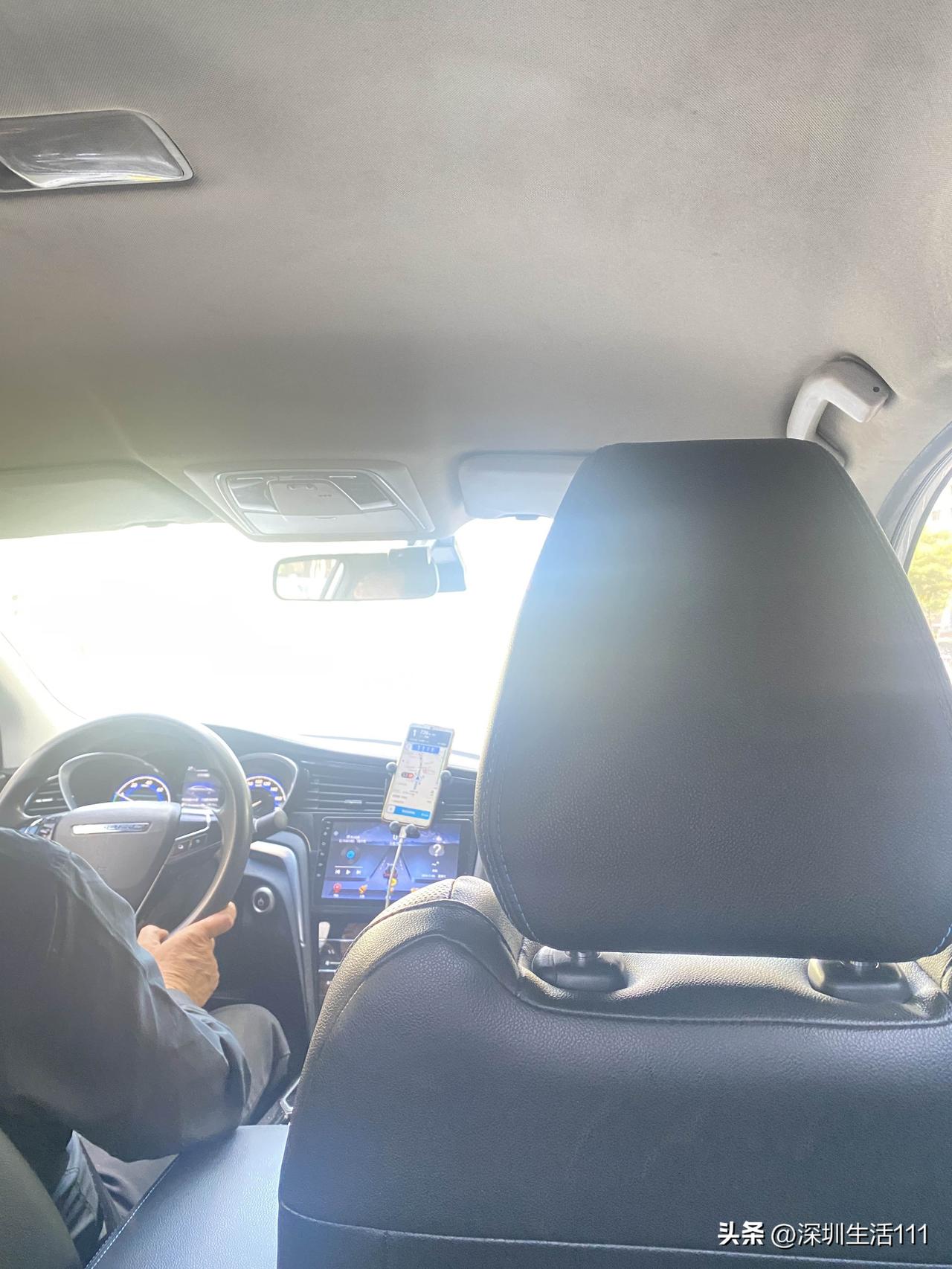 今天早上上班，我打的网约车。

一上车，司机就问：“是不是刚下班啊？”我说：“什