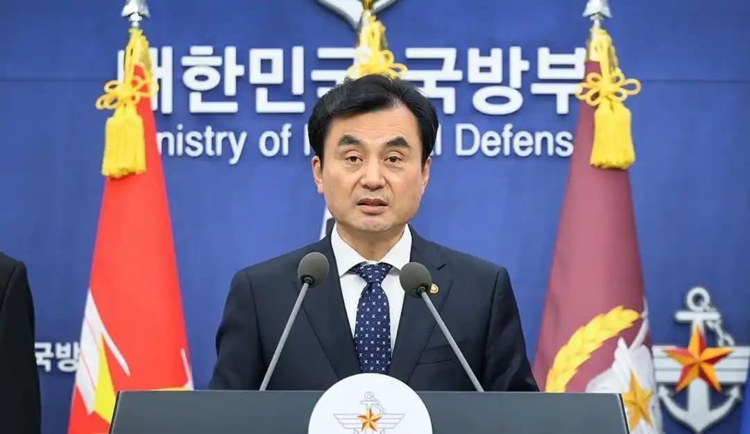 5月10日，韩国国防部长官安圭伯在启程前往美国前，对着媒体放出了一句硬气话，说韩