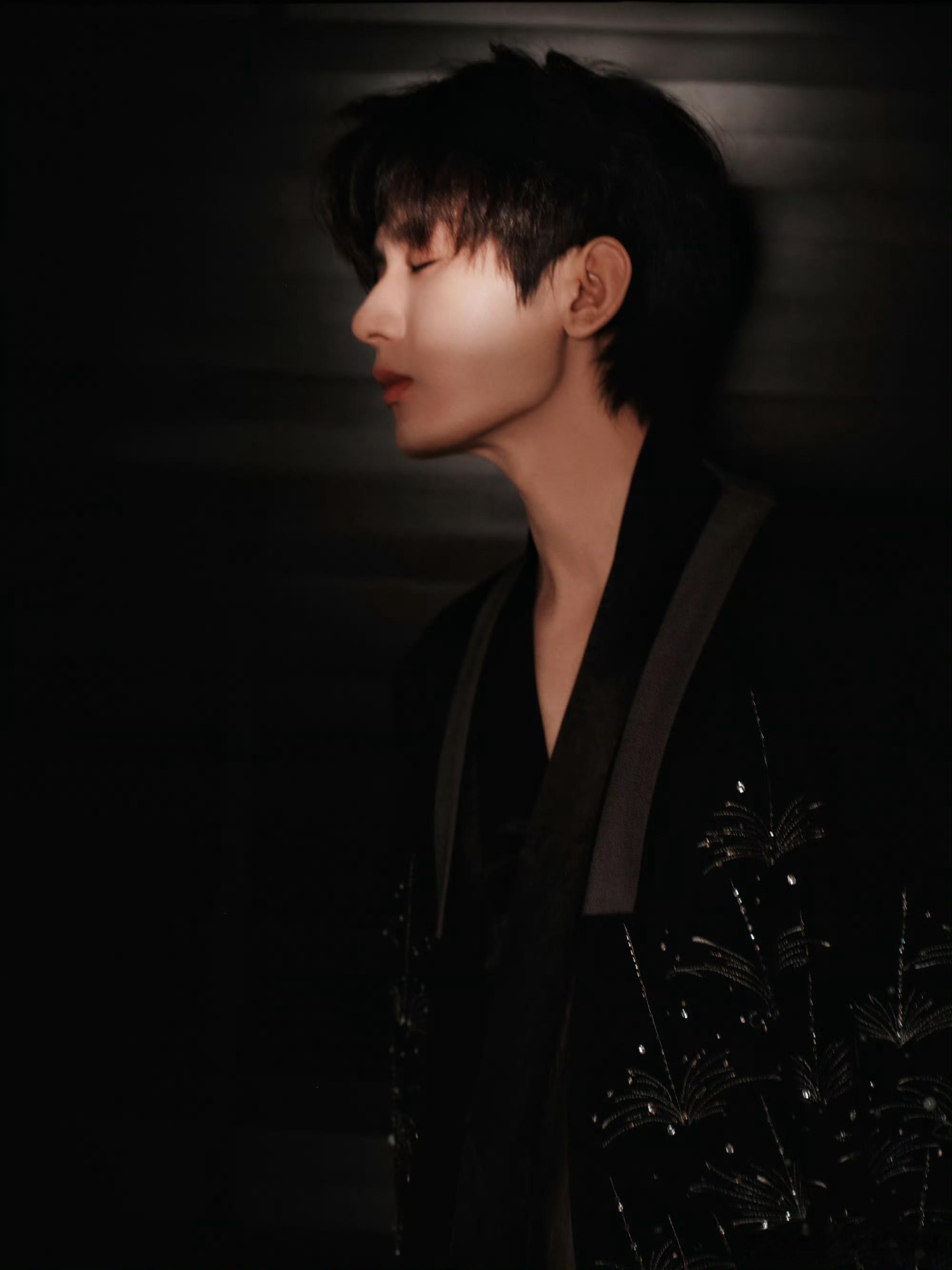 A成毅赴山海cy成毅明月高悬夜空，眼下是春天。我想起了你，内心是完整的。| 长安