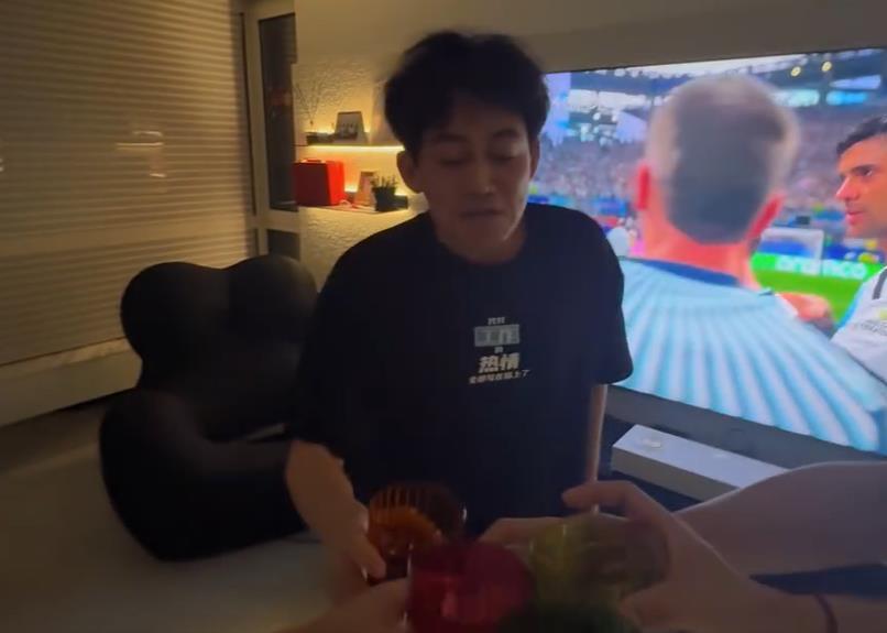 苏醒 球王这点球太臭了陈楚生苏醒张远陆虎一起看球苏醒 梅西老粉苏醒发出文字：球王