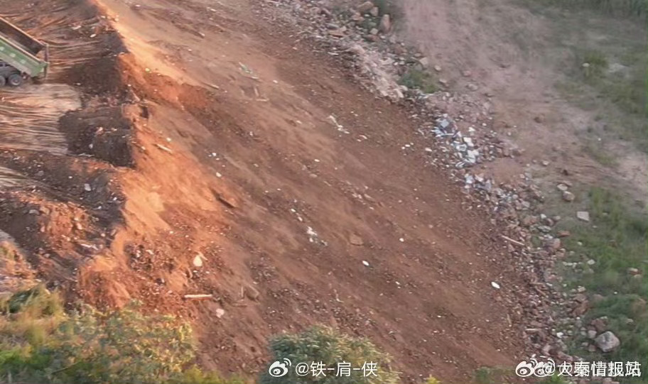 陕西渭南高新区良田街办塬沟遭违规昼间倾倒渣土，舆情在线播报 秦岭北麓生态环境堪忧