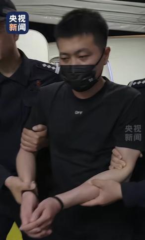 主角叫黄某铠，这人可不是一般的胆大包天。
 
他伙同一群狐朋狗友跑到柬埔寨，在2