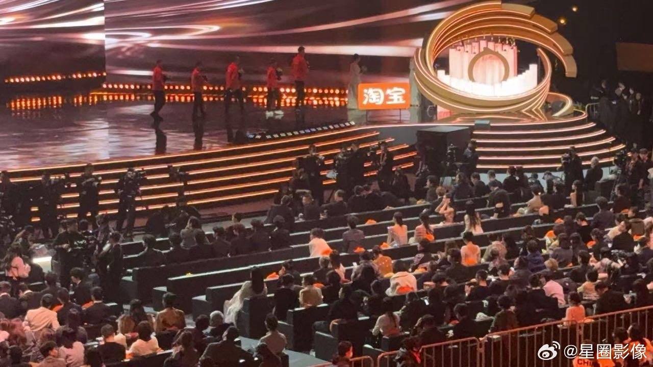 行了，微博之夜第二排现在空了。抢吧抢给谁看呢？之前那年有这样的事？神图每年都是第