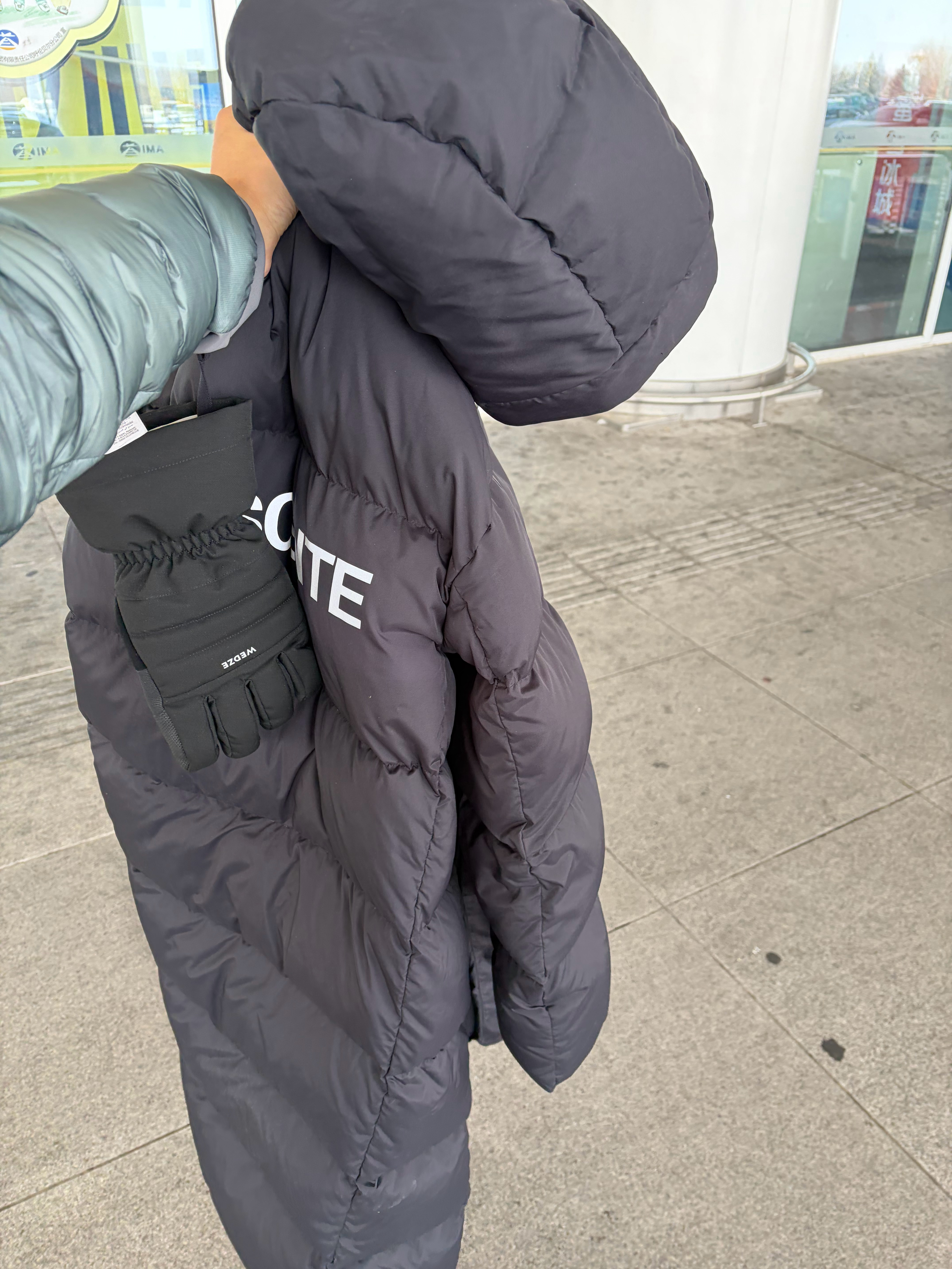 回机场取到长身羽绒服了旅客服务中心的人一脸疑惑问我：羽绒服都能丢？？？我也没想到