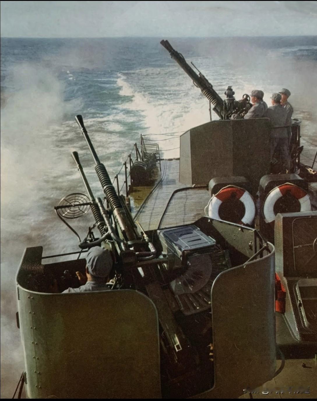 这是062型护卫艇（国外称“上海”级），是20世纪50年代末至60年代初自行设计