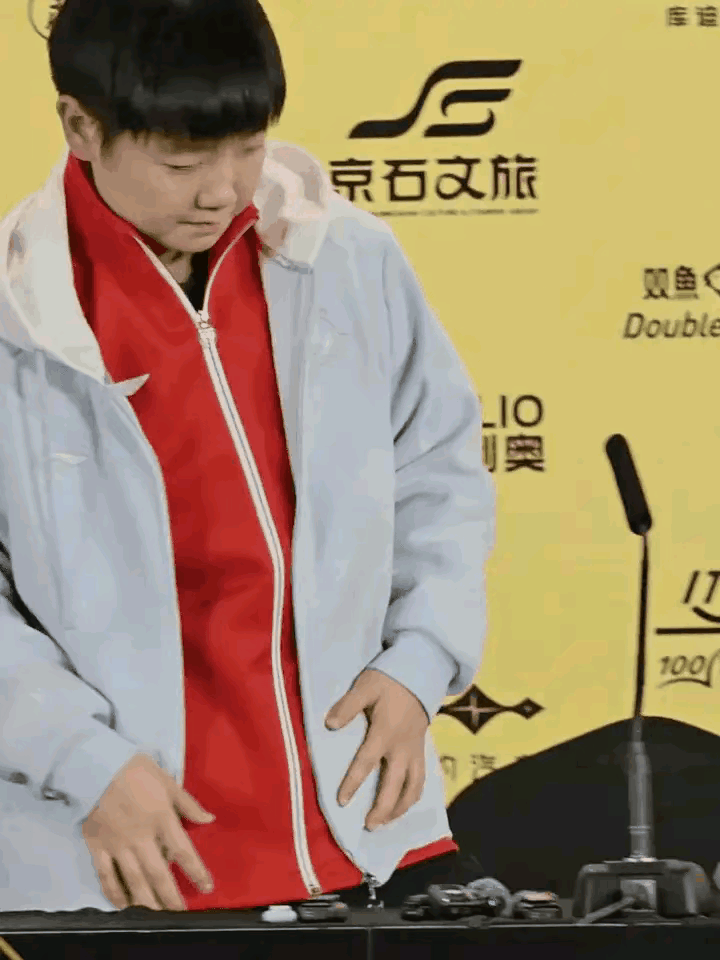 第二轮赛前为什么不退赛！
小视频是新闻发布会上莎莎艰难坐下去和坐下去的痛苦表情，