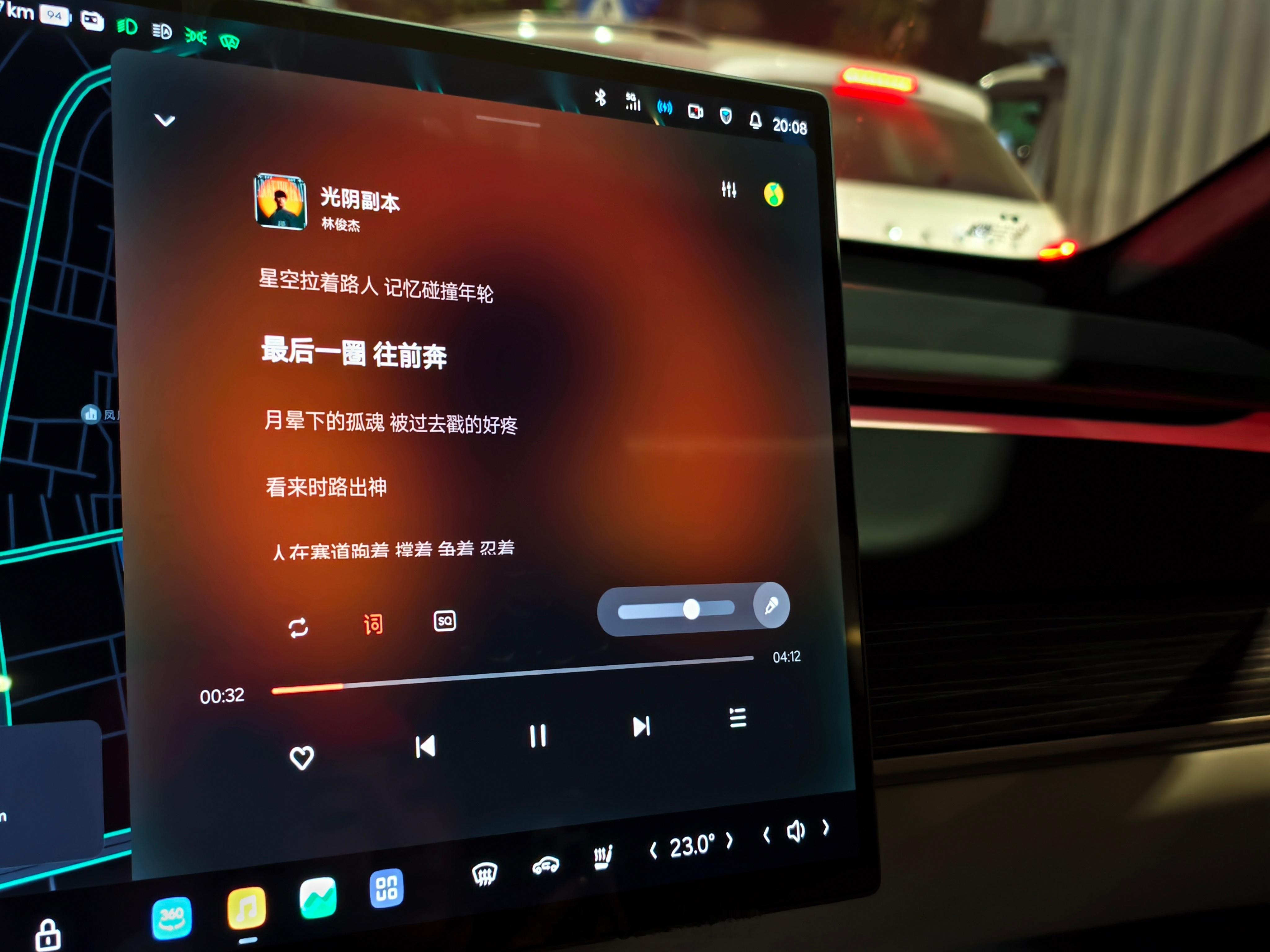 JJ 出新歌了，无麦 k 歌唱起来对于两个爱唱歌的人，我和肉妈来说，以前会去唱 