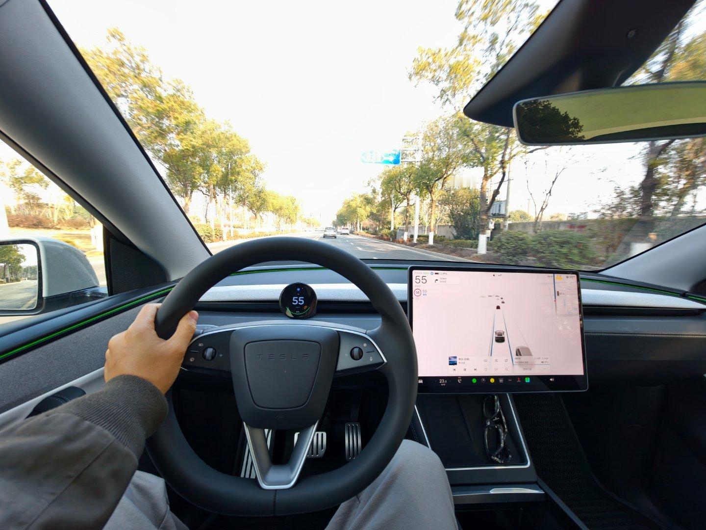 地球另一端，此时此刻同款车已经主驾驶不用坐人了，而我只有 LCC