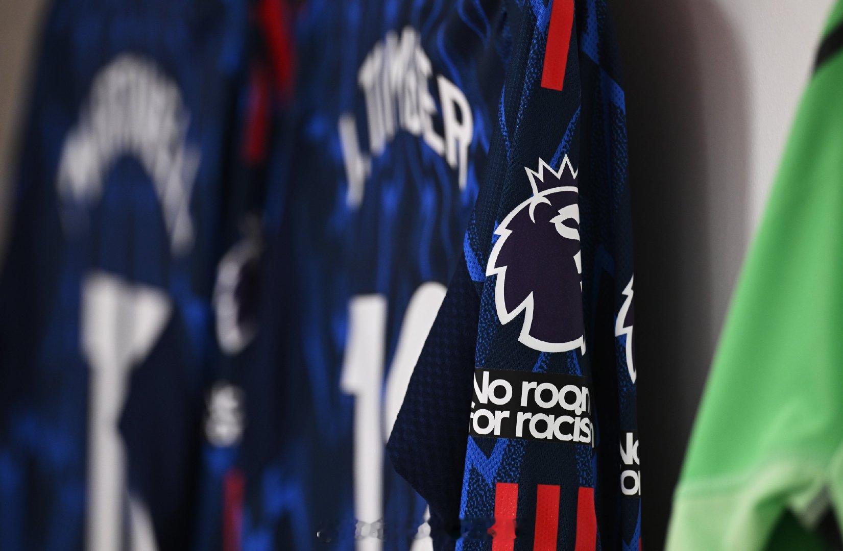 更衣室一瞥：应英超联赛的要求，为了避免色盲问题，我们今天将穿着备用的灰色球袜参赛