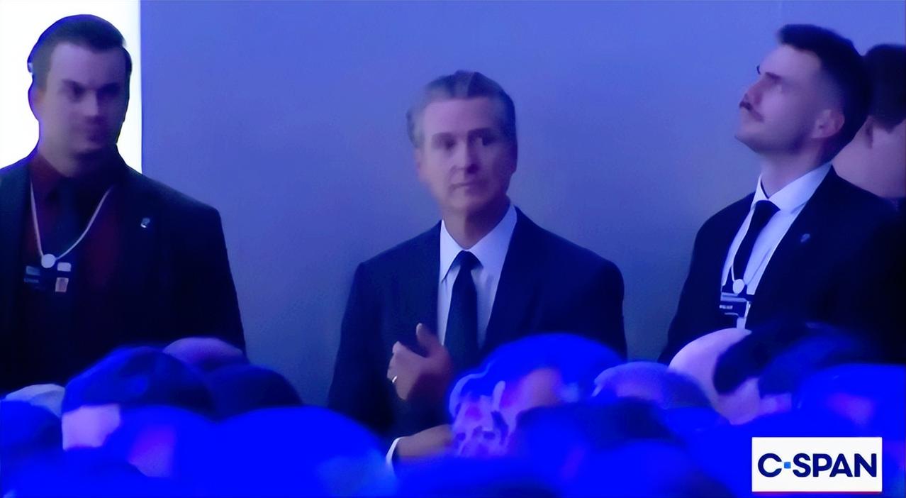 特朗普在台上口出狂言，台下美国高官的脸色一个比一个难看，那窘迫样隔着屏幕都替他们