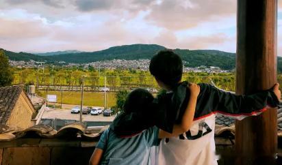 秦昊带娃趣事多，把女儿当玩具，与继子相处超暖心 荧幕上冷峻沉稳的秦昊，私底下却是