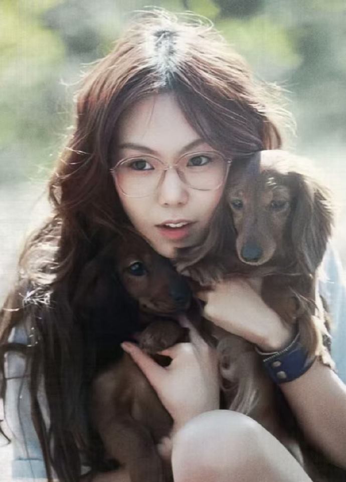 早期金敏喜和狗狗 