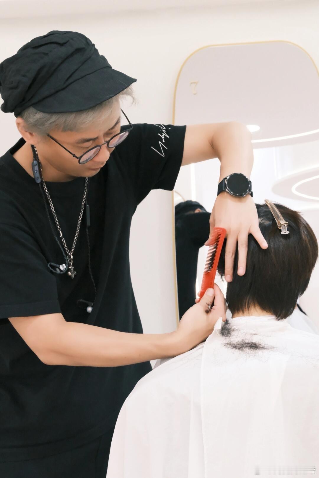 认准这位发型师准没错！剪发技术靠谱，更有一颗公益热忱的心，每月义剪从不间断，值得