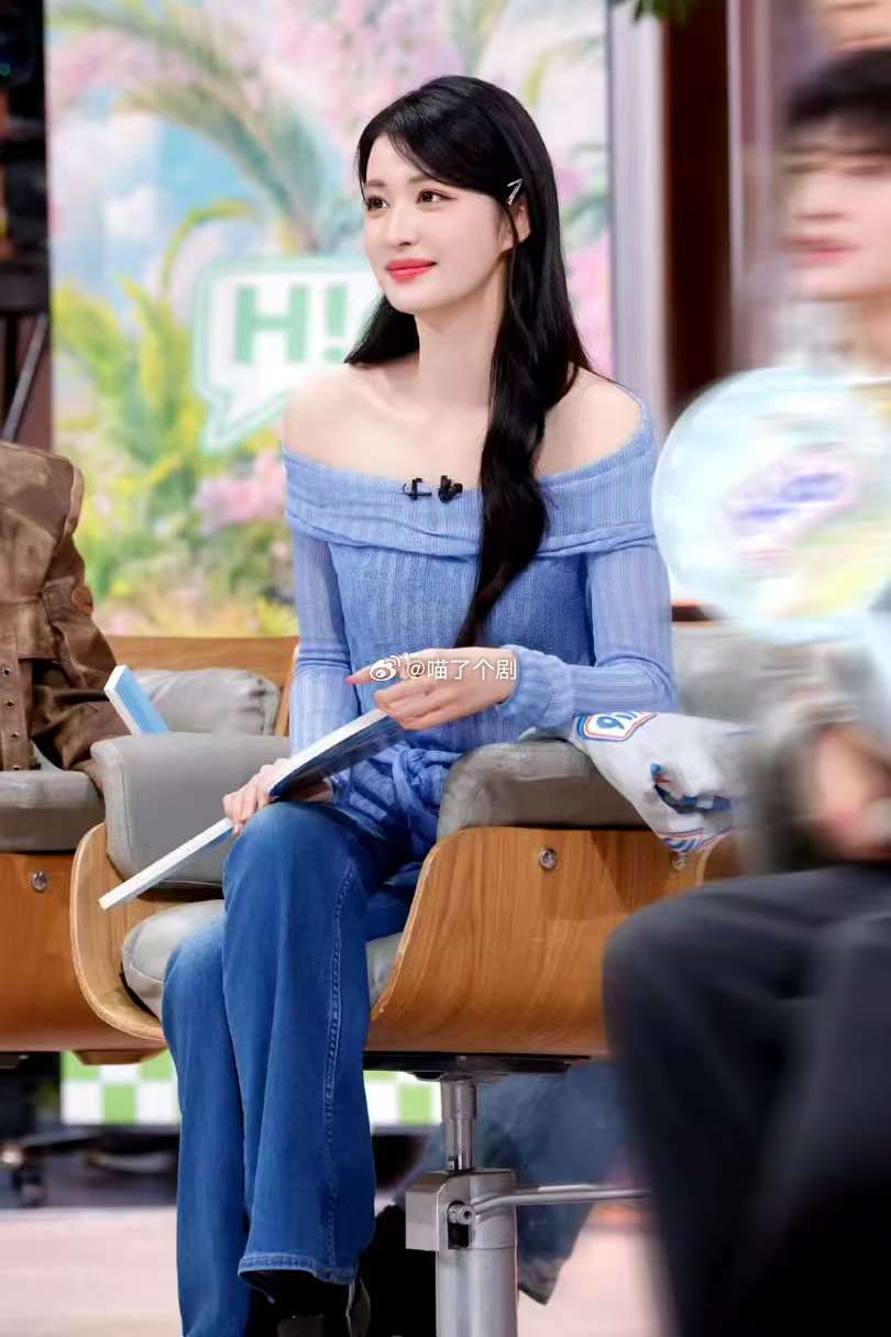 王楚然生命力王楚然凭借这组写真成功出圈！淡蓝色服饰与她的气质完美契合，笑容更是散