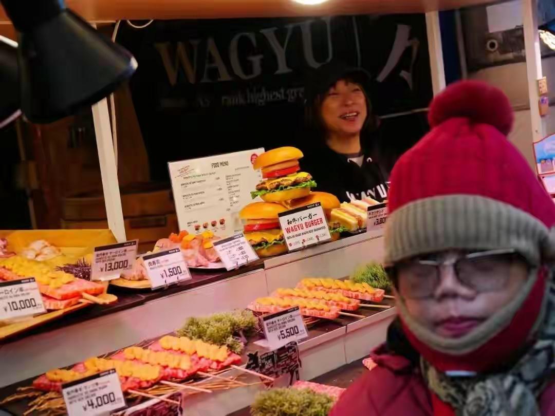 近日，日本德岛市发放过期救济粮一事引发关注。2023年5月至2025年12月，该