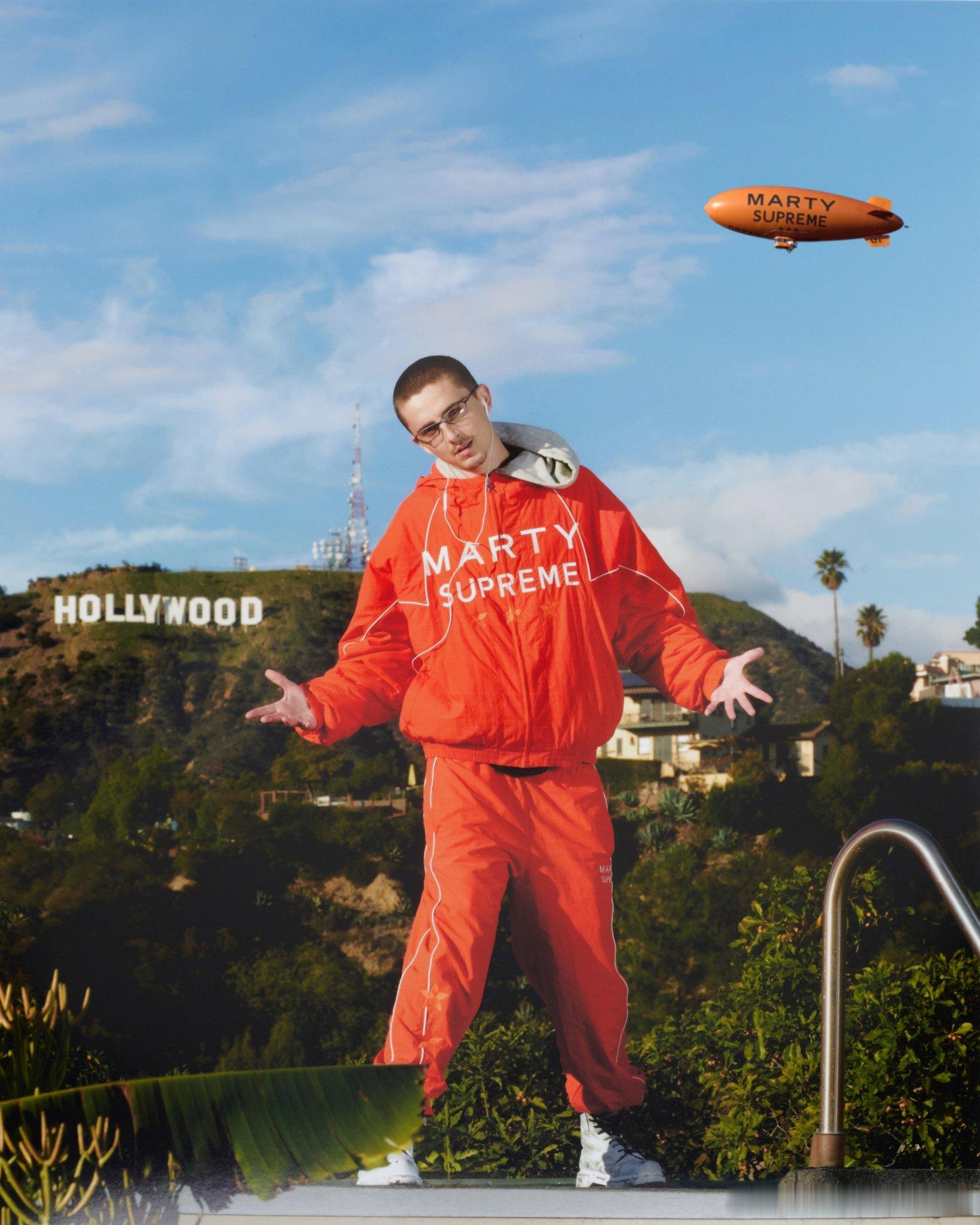 甜茶和他主演电影《至尊马蒂》的艺术宣传飞艇合影 