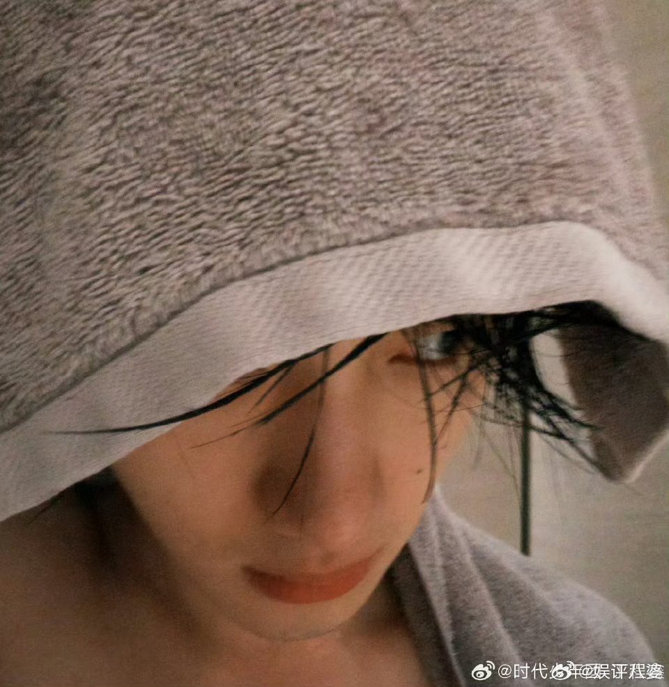 新鲜出炉的丁程鑫蛙泳碎片来啦🏊，湿发氛围感直接拉满，每一次划水都帅得让人移不开