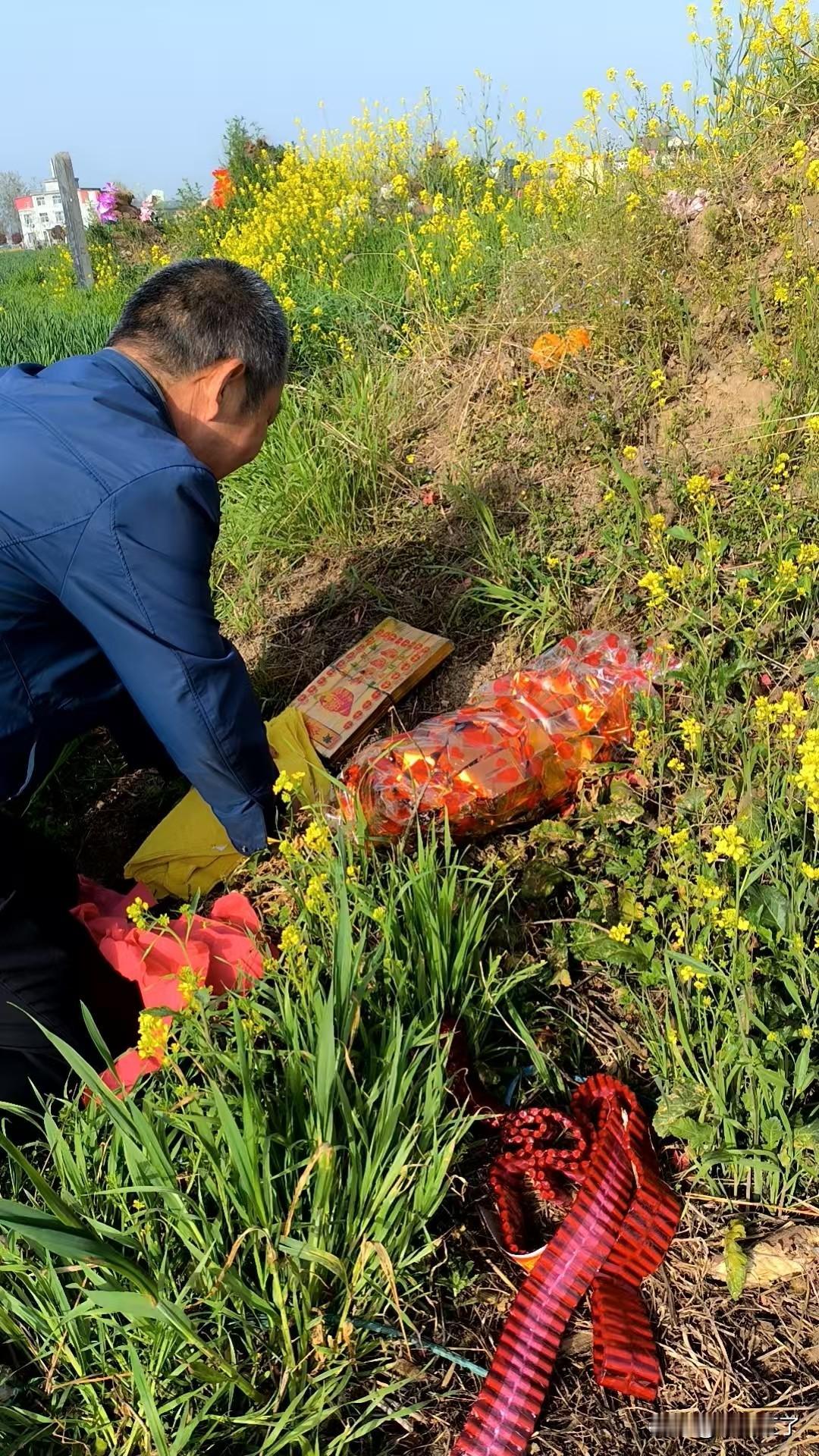 清明，和老公一起去上坟。老公说，让我点鞭炮，他来点纸。

     我发现老公烧