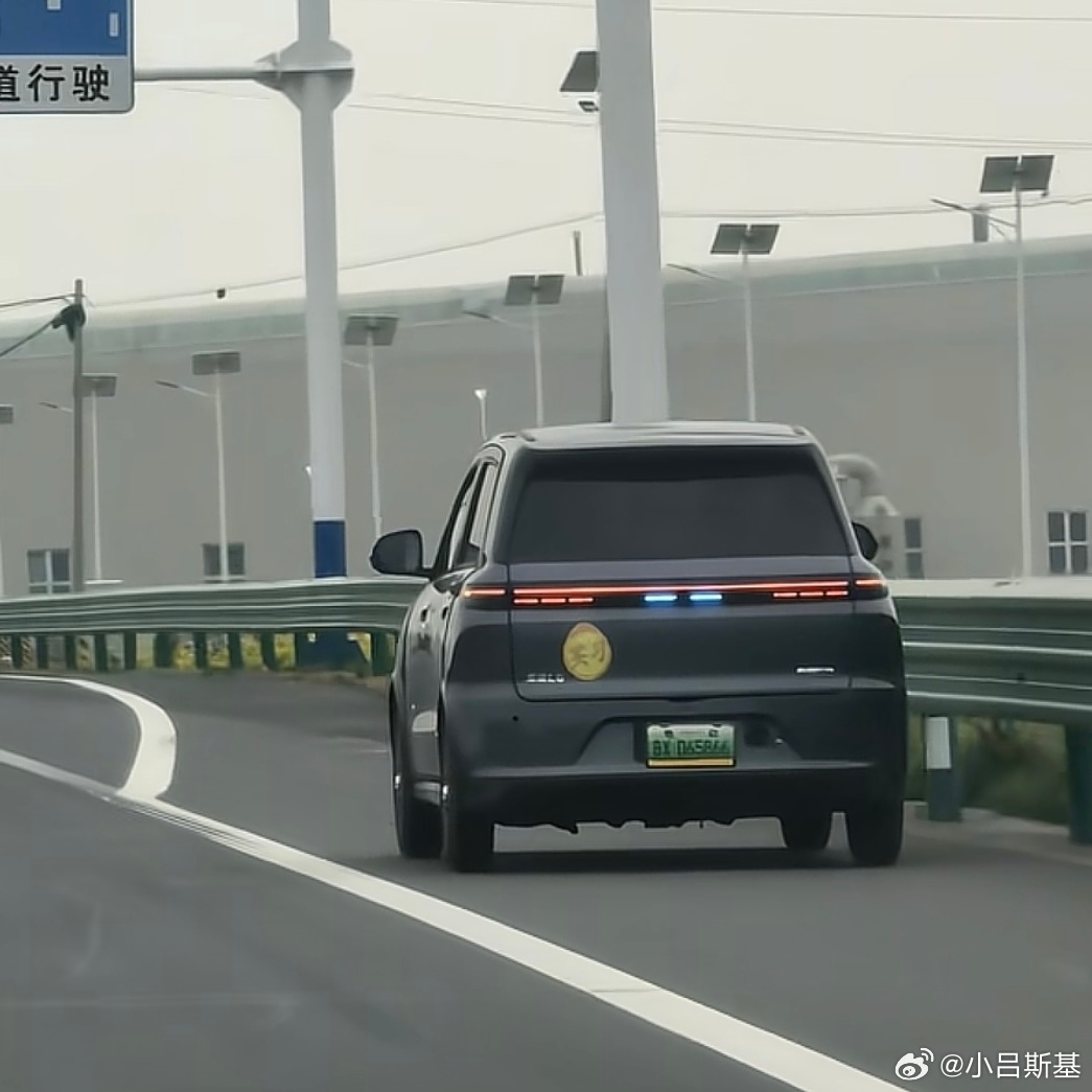 这张图最近两天挺火，老头乐也上了“智驾灯小蓝灯”。今年是小蓝灯快速普及的一年，新