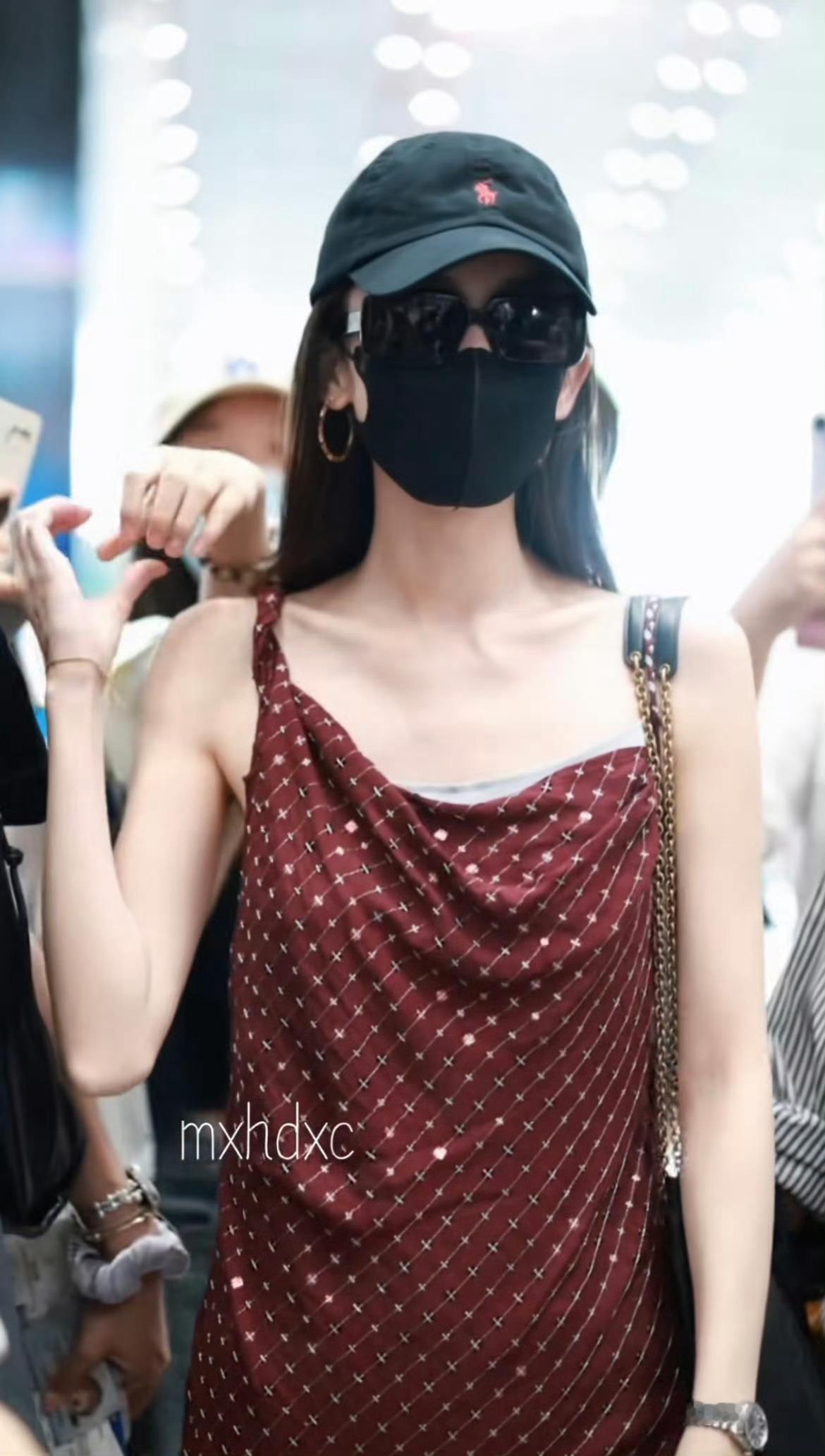娜扎瘦成纸片人了娜扎现在好瘦啊，一定要注意身体 ​​​
