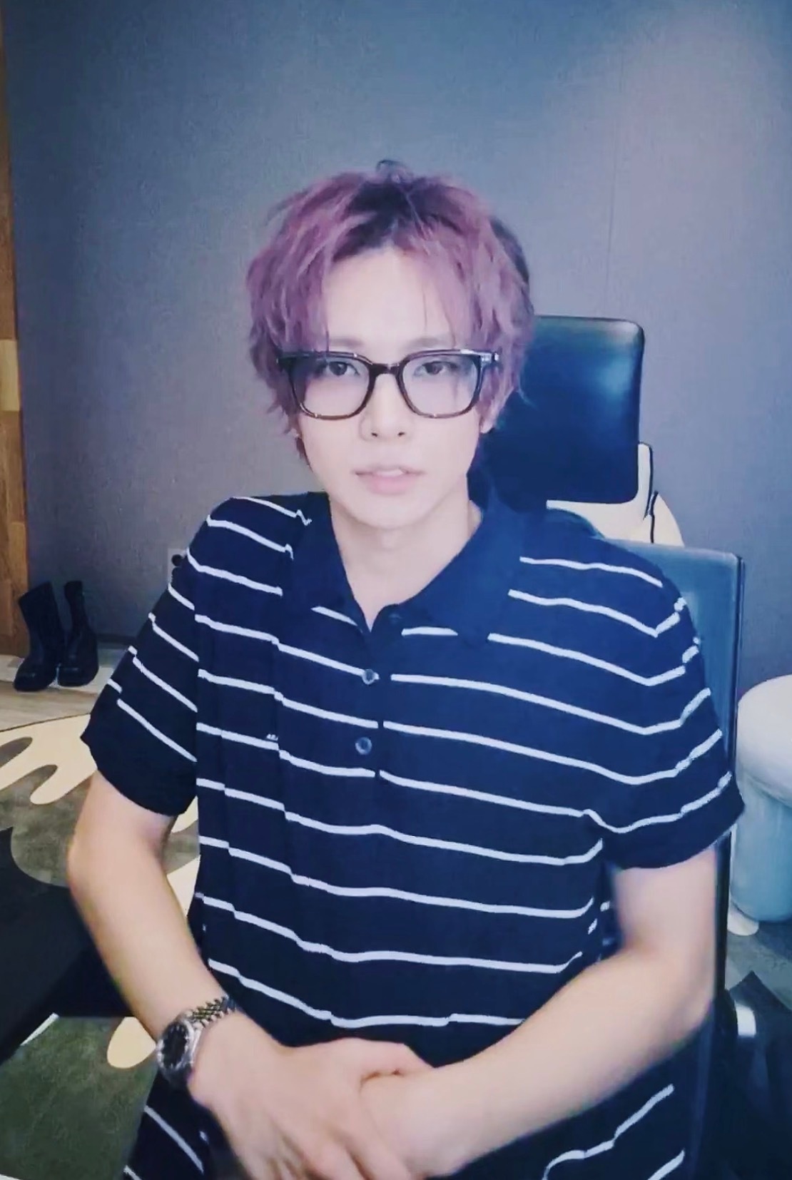 相似的条纹T恤 穿出了两种风格怎么感觉这个小Evan比之前更有妹感了
