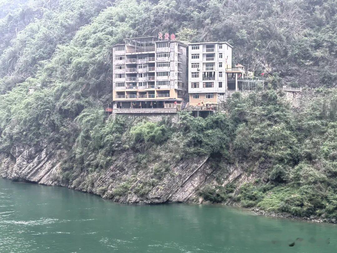 朋友说住在彭水这个依山傍水的小县城里，空气质量天天是优，幸福感满满。他家就在县城