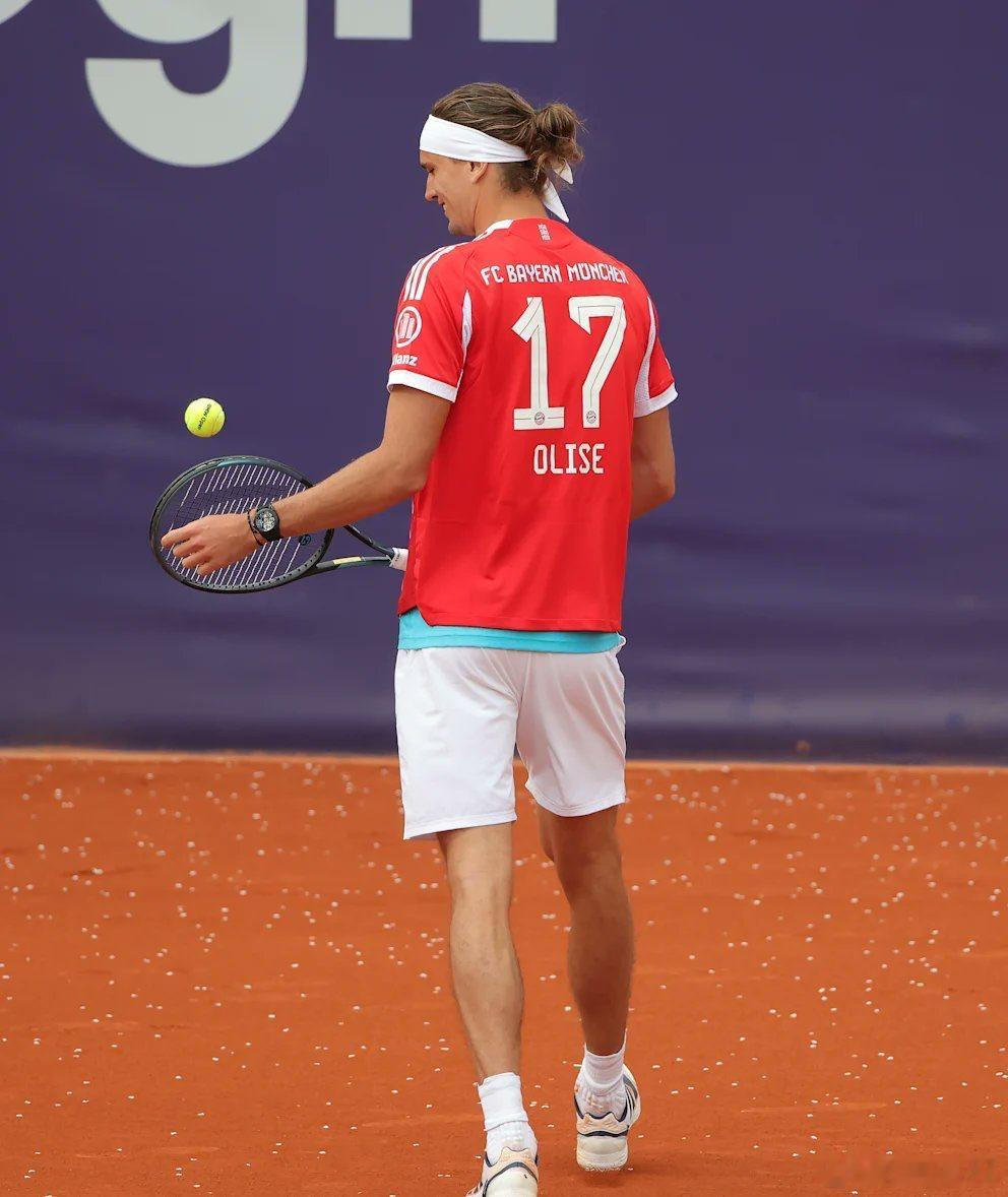 💫德國網球名將——亞歷山大·茲維列夫在慕尼黑公開賽上穿著拜仁前鋒——邁克爾·奧