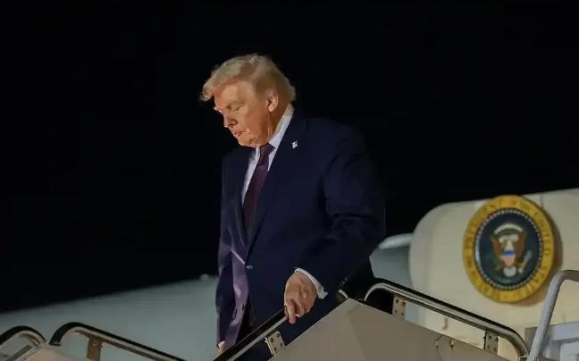 特朗普出师不利啊，飞往瑞士苏黎世参加达沃斯的空军一号，刚起飞没多久就折返回华盛顿