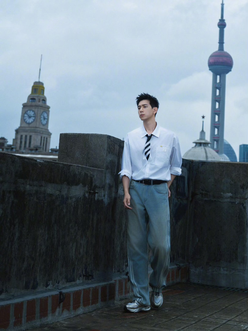 李现重回内娱上班状态夯爆了 李现筹备新剧的同时还惦记着没爬完的山，这种“工作生活