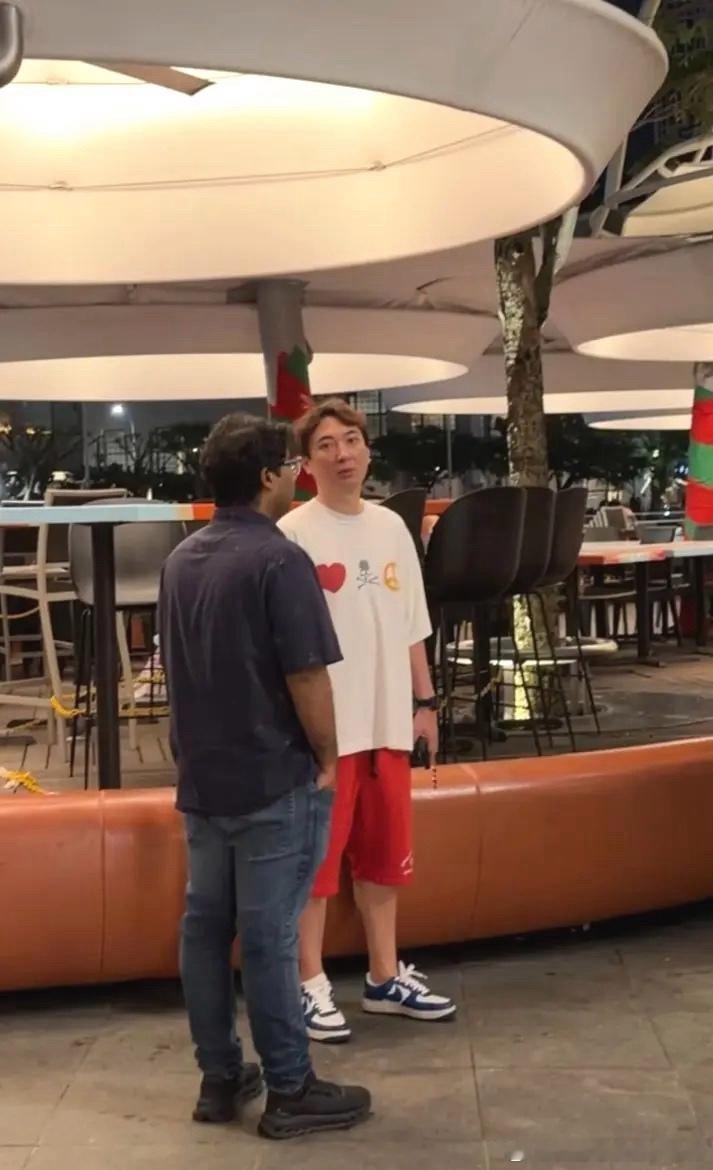 王思聪生活太潇洒了，情人节和女友懒懒，还有一群美女一起过，在新加坡夜场晚上玩得很