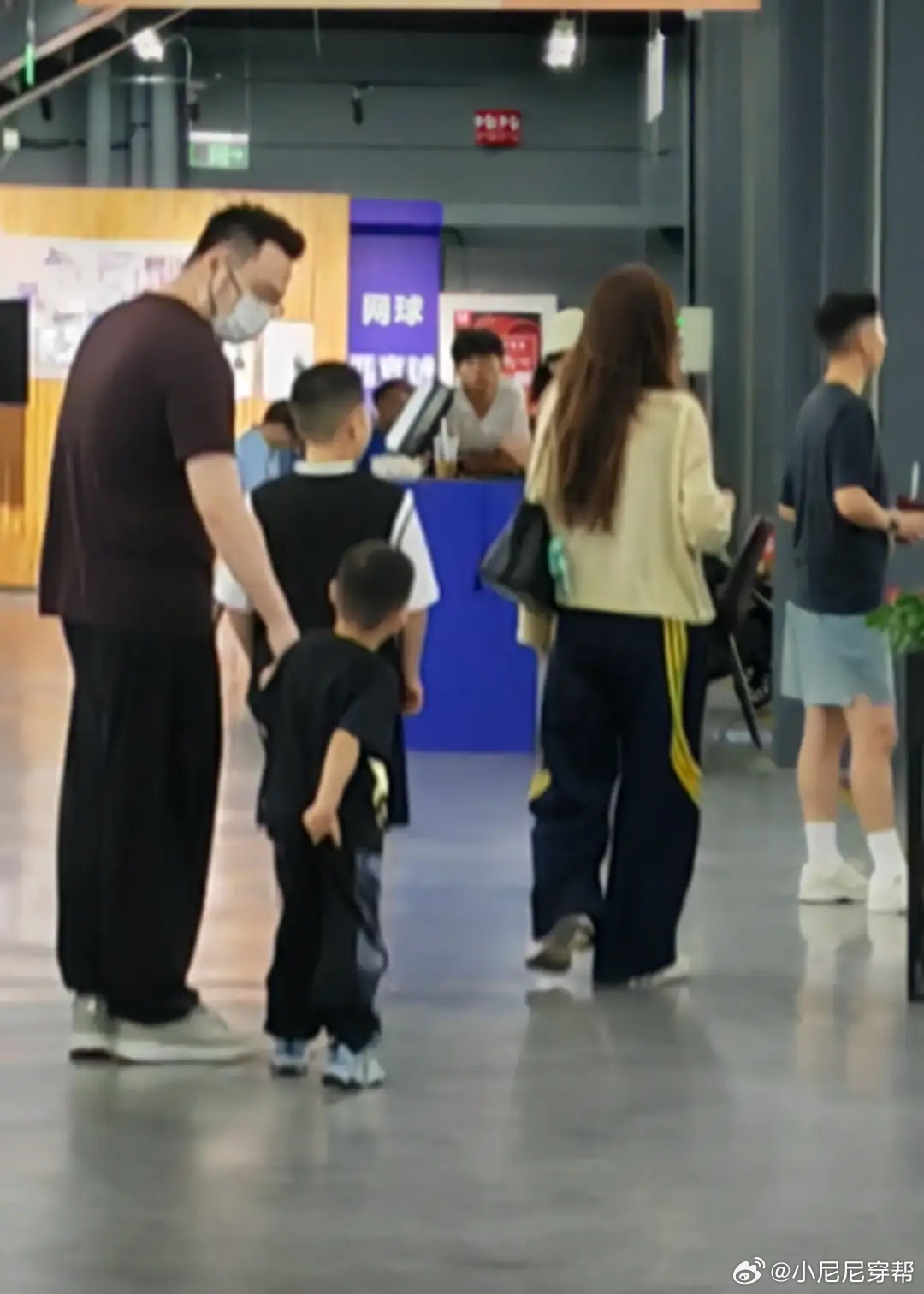 偶遇宋丹丹儿子一家，俩孙子太招人稀罕，巴图本人不胖还有点小帅！ 