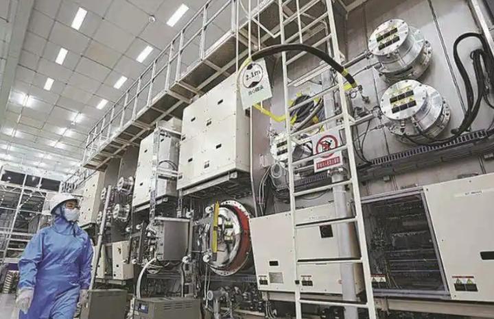 日本把低端的LCD让给韩国，韩国梭哈OLED，把低端的LCD让给中国？先问一句，