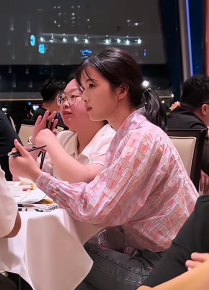 谁没被美女飞行员徐枫灿惊艳到！有网友在餐厅偶遇她，褪去飞行服，一身简约便装依旧气