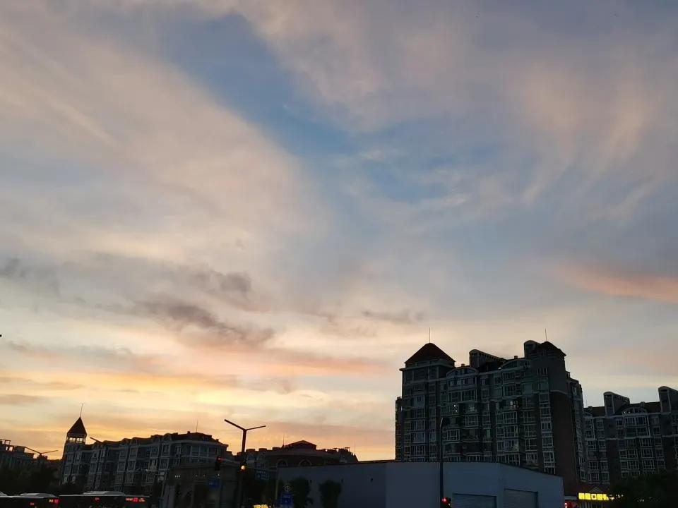 一片晚霞，气象万千。
好好欣赏一下。